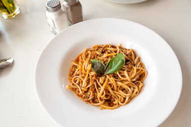 Yuvarlak beyaz plaka üzerinde makarna çanak