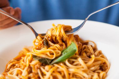 Nasıl çatal ile makarna yemek