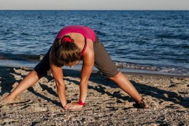 Çekici öğrenci deniz tarafından jimnastik yapıyor