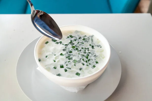 Окрошка блюдо в круглой белой тарелке — стоковое фото