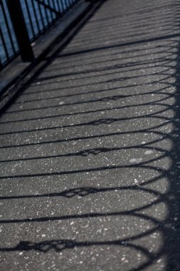 Asfalt ta korkuluk tasarımlarının gölgesi