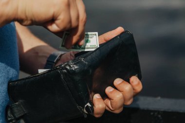 El cüzdan içine oyuncak banknot koyar