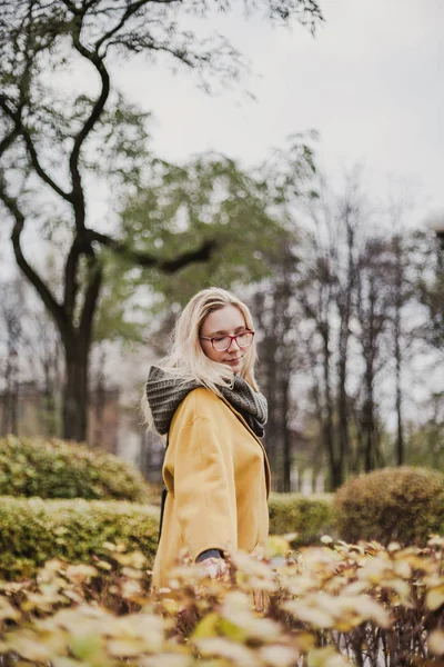 Linda rubia está caminando en el parque de otoño — Foto de Stock