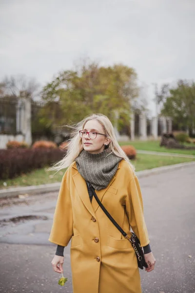 Linda rubia está caminando en el parque de otoño — Foto de Stock