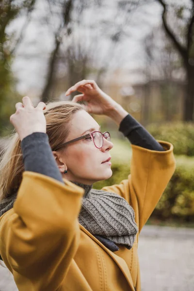 Retrato de linda rubia en el parque de otoño — Foto de Stock