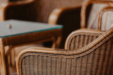 Hasır sandalye sonbahar verandada