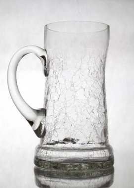 Beyaz arka planda orijinal bira bardağı