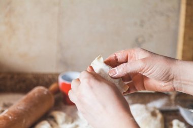 kadının el hamur tatlısı granit masa üzerinde yapacaklar.