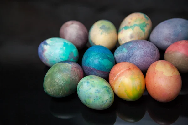 Grupo de huevos pintados de Pascua sobre fondo negro — Foto de Stock