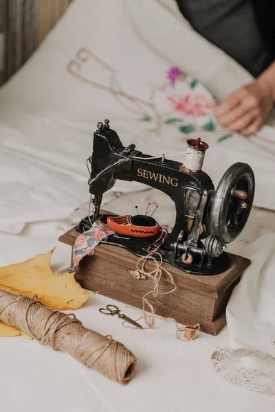 Machine à coudre à la main sur lin blanc — Photo