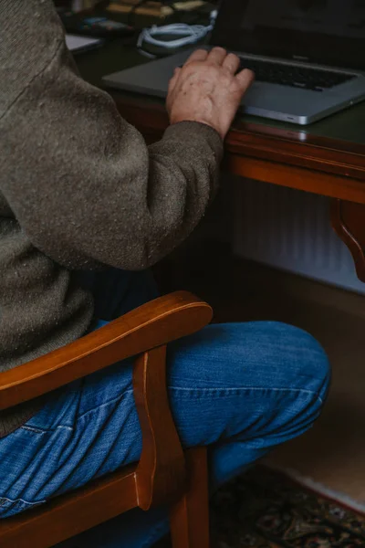 El hombre se sienta frente a la computadora — Foto de Stock