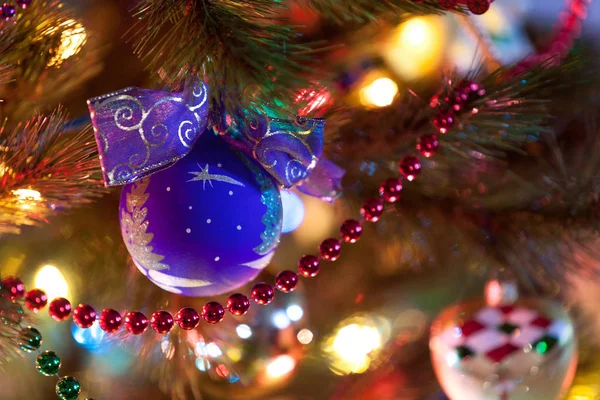 圣诞装饰玩具球与漆蓝色夜空星 — 图库照片