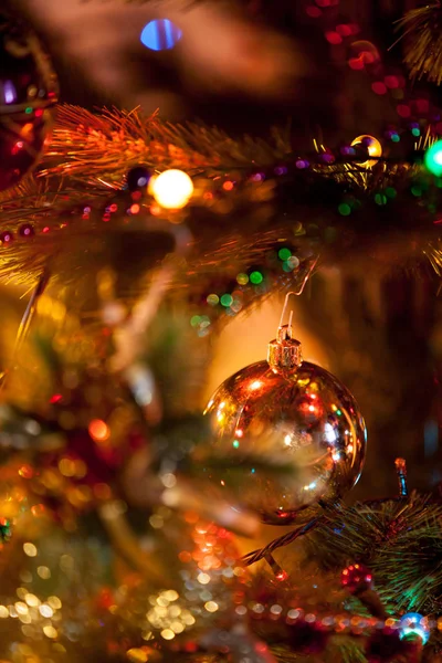 Gul gyllene boll hängande på julgran närbild — Stockfoto