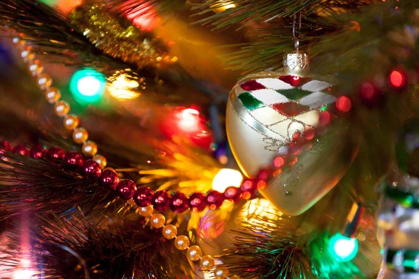 Mooie originele speelgoed opknoping op kerstboom close-up — Stockfoto