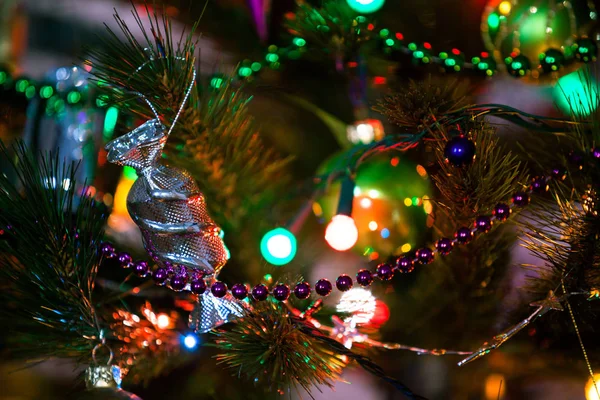 Decoración de juguete de caramelo de plata colgando en árbol de Navidad —  Fotos de Stock
