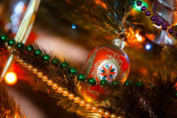 Élénkvörös festett ovális dekoráció játék lóg a karácsonyfa — Stock Fotó