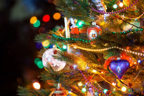おもちゃで豊かに飾られたクリスマスツリー — ストック写真