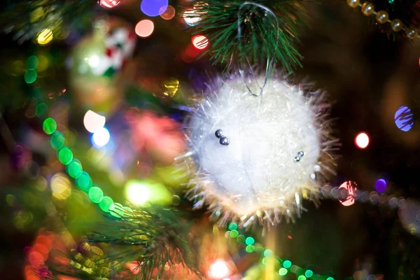 Hermosa bola de nieve de juguete suave original en primer plano del árbol de Navidad — Foto de Stock