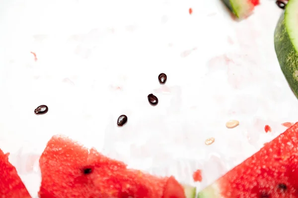 Tarte à la pastèque rouge coupée en tranches sur fond blanc — Photo