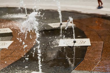 Su ve kuru çeşme sprey jetleri yakın