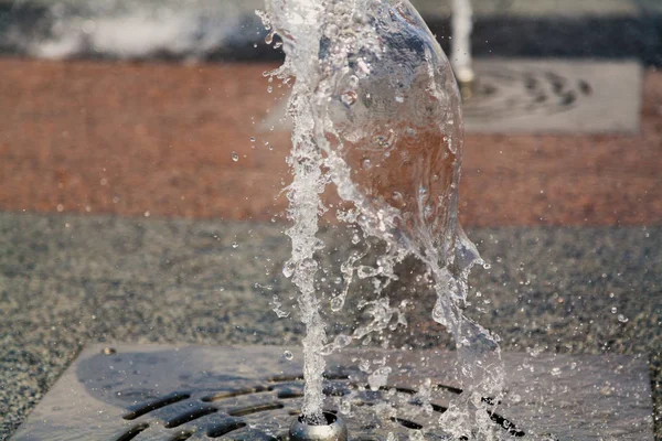 Jet d'eau de fontaine sèche bat sous la dalle de granit . — Photo