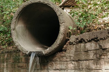 Eski büyük çaplı beton drenaj borusu