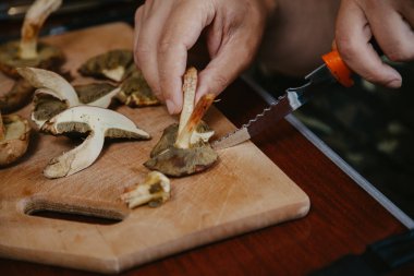 Solak keskin bıçakla çiğ mantar keser