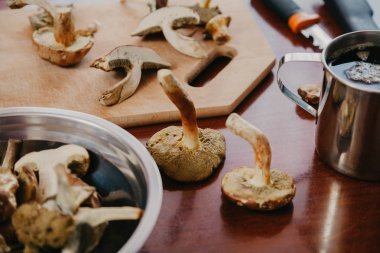 Dilimlenmiş taze mantarmetal plaka yalan