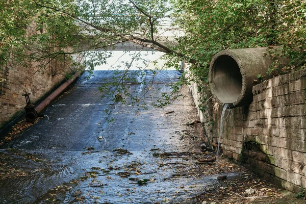 Antiguo tubo de drenaje de hormigón de gran diámetro —  Fotos de Stock