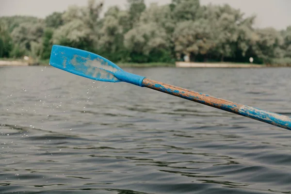 Paddle with plastic paddle above  water — Stock Photo, Image