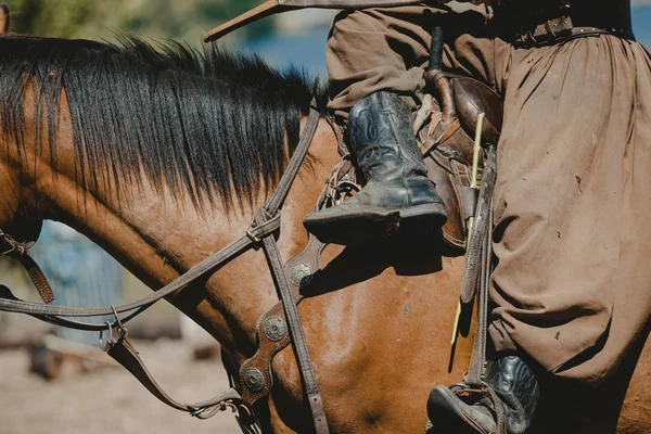 Cosaque en pantalon assis à cheval — Photo