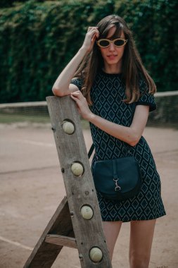 Tenis kortu şık genç uzun boylu kız