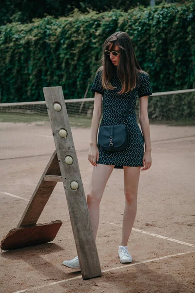 时尚年轻的高个女孩在网球场上 — 图库照片