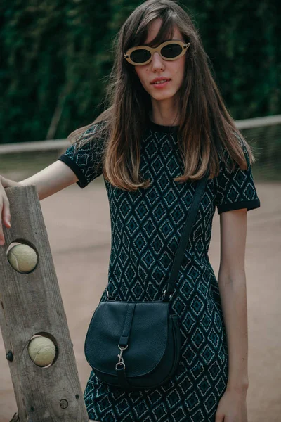 Stylish young tall girl on  tennis court — Stock Photo, Image