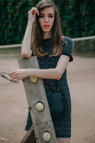 Stylish young tall girl on  tennis court — Stock Photo, Image