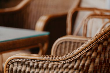 Hasır sandalye sonbahar verandada