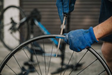 Dosya ile Ana onarım bisiklet tekerleği