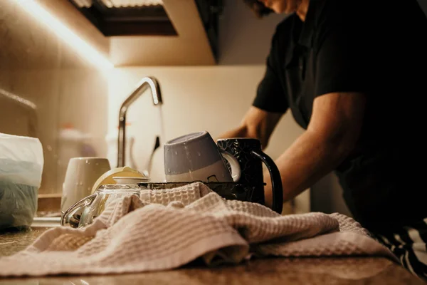 Washed tea cup stands in front of sink — Stock Photo, Image