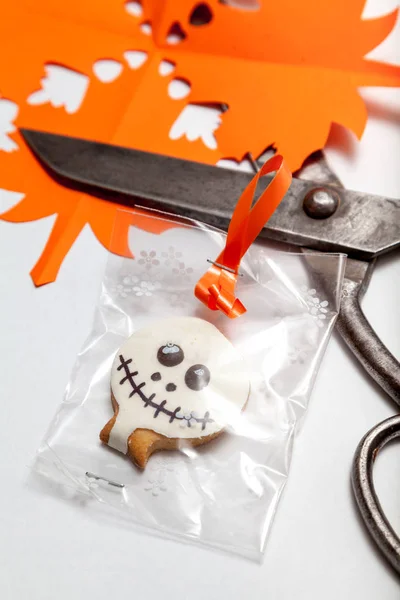 Galletas de Halloween y tijeras viejas sobre fondo blanco — Foto de Stock