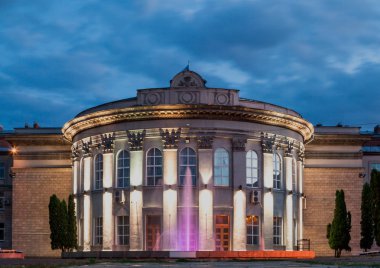 Akşam gökyüzüne karşı güzel yarım daire bina