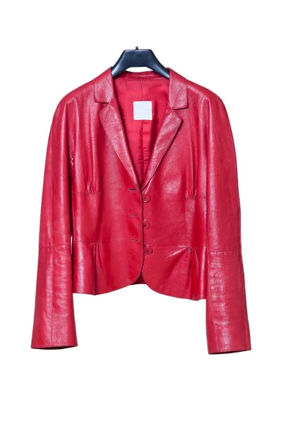 Красная кожаная куртка висит на вешалке — стоковое фото