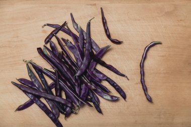 Yeşil fasulye kahverengi arka plan