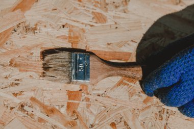 Ahşap plaka üzerinde yatan boya fırçası