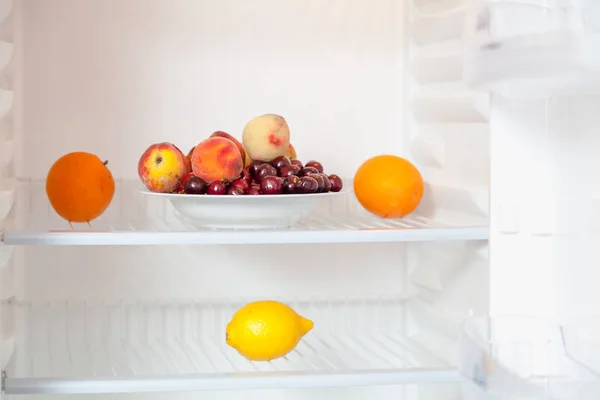 Boş buzdolabında meyve ve narenciye seti — Stok fotoğraf