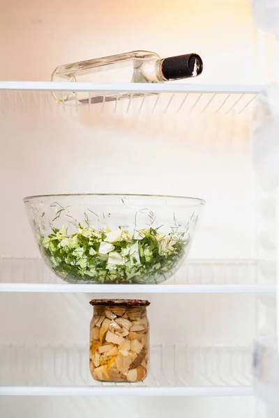 Boş buzdolabında salata, mantar ve votka var — Stok fotoğraf