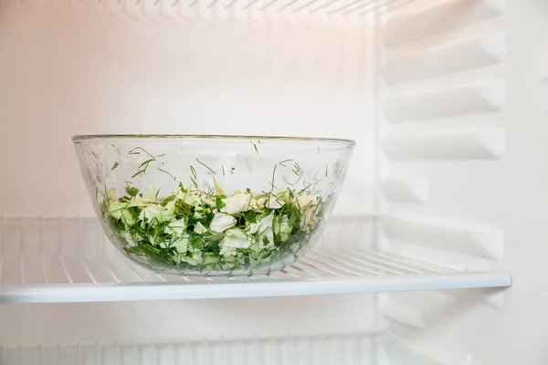 Buzdolabı rafında sebze salatası ile cam kase — Stok fotoğraf