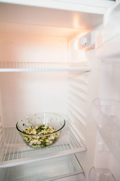 Boş buzdolabında sebze salatası — Stok fotoğraf