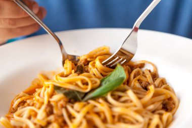 Nasıl çatal ile makarna yemek