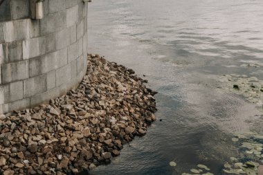 Yuvarlak kale suda duruyor