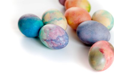 Grup Paskalya yumurta beyaz zemin üzerine boyalı